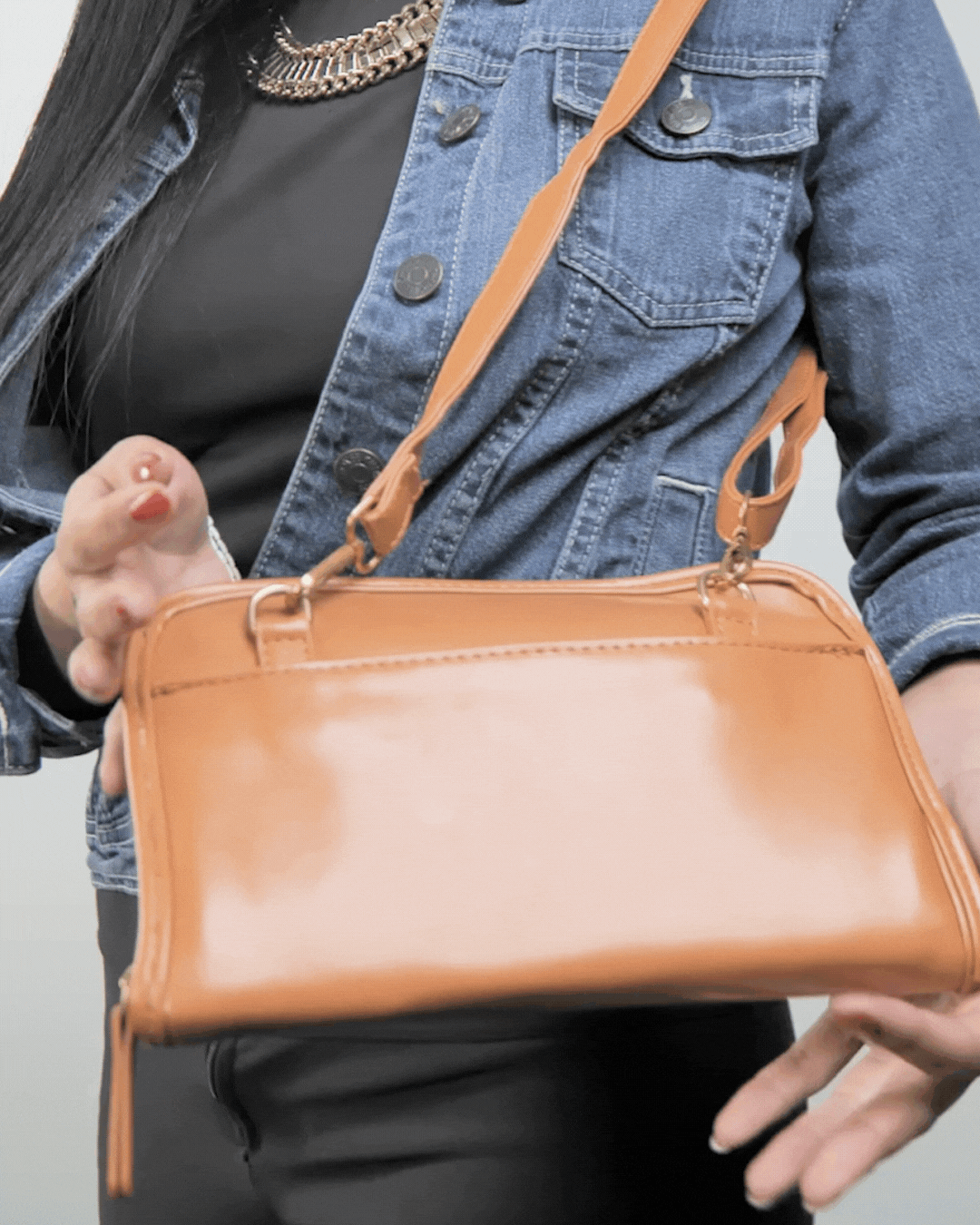 BOLSO AURORA LIGERO CAFE – LIBERTAD Y COMODIDAD AL ALCANCE