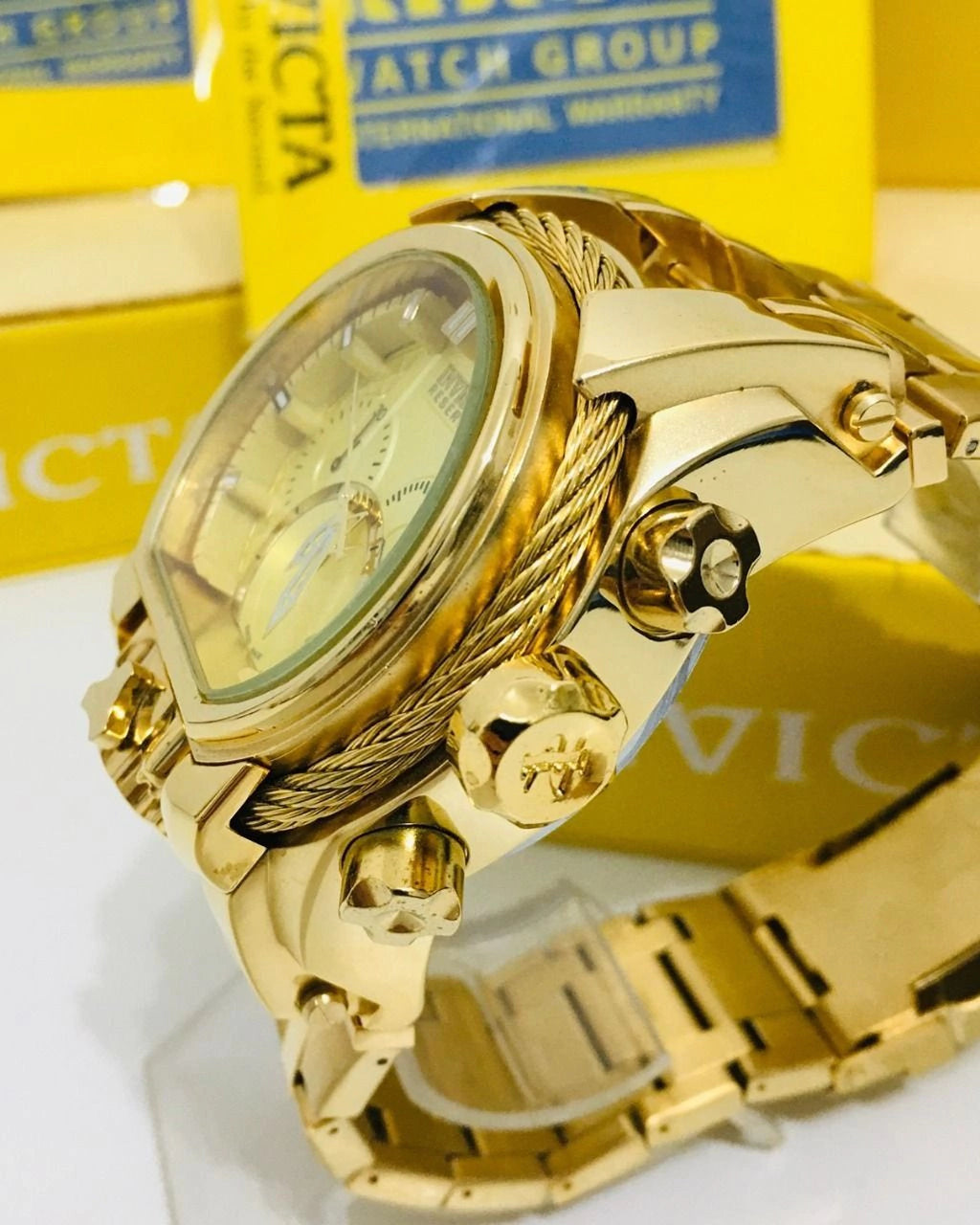 RELOJ INVICTA ZEUS GUAYA DORADO - PODER Y PRECISION